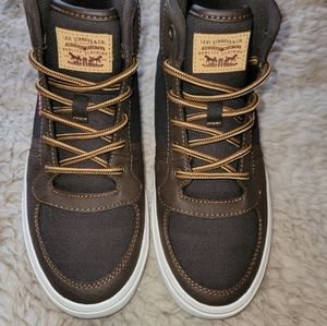 Levis  boys Shoes 5.5 Tan and Brown